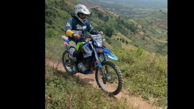 Komunitas Yamaha WR 155 R   bertandang ke lokasi wisata alam Sanghyang Kenit di Kabupaten Bandung Barat [Yamaha Indonesia].