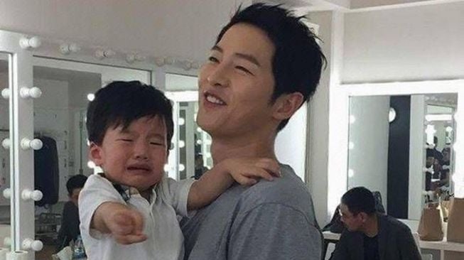 Potret Song Joong Ki Momong Anak Kecil (YouTube Maichard)