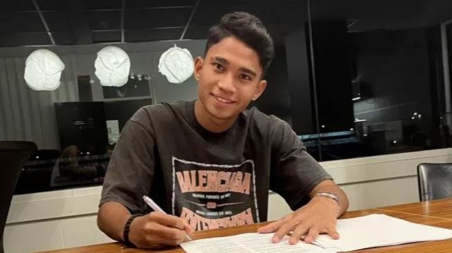 Wonderkid Timnas Indonesia, Marselino Ferdinan saat menandatangani kontrak dengan klub barunya, KMSK Deinze yang berkompetisi di kasta kedua Liga Belgia. [Twitter/@KMSKDeinze]