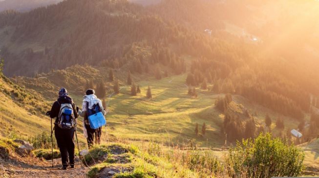 5 Tahapan Mendaki Gunung yang Wajib Diketahui Pemula