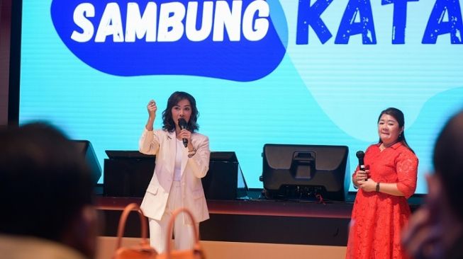 Pakar komunikasi, Nadya Mulya saat memberikan materi di sesi sharing dengan mengangkat topik sales storytelling di MGO Awards 2022 & MGO Kick Off 2023 [Asuransi Astra].