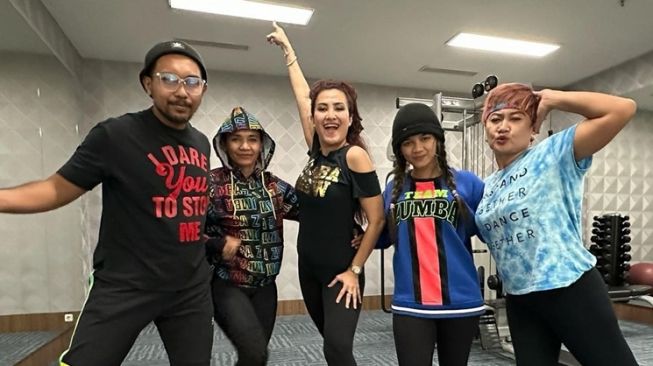 Artis Jadi Instruktur Senam (Instagram/@lizanataliaofficial)