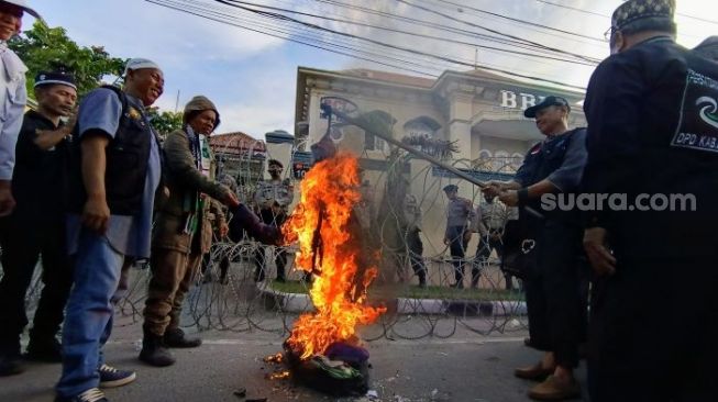 Massa Bakar Boneka Rasmus Paludan di Aksi Bela Al-Qur'an di Medan