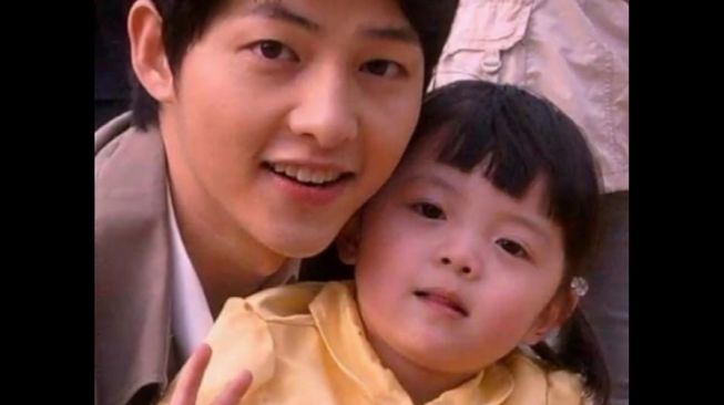 Potret Song Joong Ki Momong Anak Kecil (YouTube Maichard)