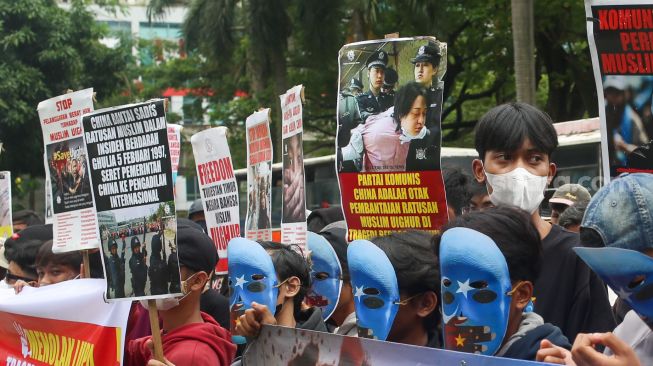 Sejumlah massa yang tergabung dalam Aliansi Mahasiswa Islam (AMI) melakukan aksi unjuk rasa di depan Kedutaan Besar China, Jakarta Selatan, Jumat (3/2/2023). [Suara.com/Alfian Winanto]