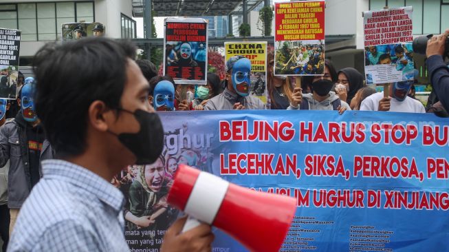 Sejumlah massa yang tergabung dalam Aliansi Mahasiswa Islam (AMI) melakukan aksi unjuk rasa di depan Kedutaan Besar China, Jakarta Selatan, Jumat (3/2/2023). [Suara.com/Alfian Winanto]