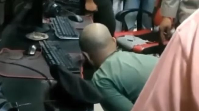 Dikira Tidur, Pria Ini Rupanya Meninggal Dunia di Depan Komputer