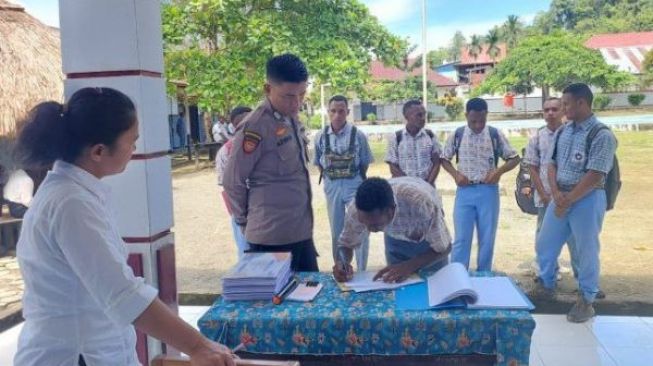 Kapolsek Tor Atas Door to Door Sekolah Jaring Calon Bintara di Sarmi