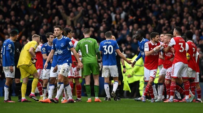 Kericuhan terjadi di laga Everton vs Arsenal di Goodison Park, Sabtu (4/2/2023). Dalam laga tersebut Everton menang tipis 1-0. [AFP]