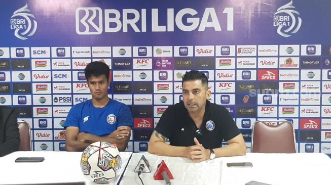 Pelatih Arema FC Javier Roca dan Muhammad Rafli saat konferensi pers usai pertandingan melawan PSM Makassar (Suara.com/Adie Prasetyo Nugraha)