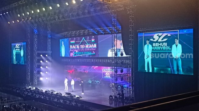 Fancon EXO-SC Sehun dan Chanyeol di Beach City International Stadium, Ancol, Jakarta Utara pada Sabtu (4/2/2023) [Suara.com/Rena Pangesti]