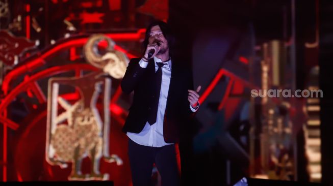 Penyanyi Virzha saat tampil dalam konser "Pesta Rakyat 30 Tahun Berkarya Dewa 19" di Jakarta International Stadium (JIS), Jakarta Utara, Sabtu (4/2/2023). [Suara.com/Alfian Winanto]