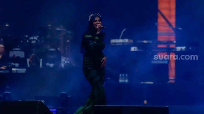 Penyanyi Mulan Jameela saat tampil dalam konser "Pesta Rakyat 30 Tahun Berkarya Dewa 19" di Jakarta International Stadium (JIS), Jakarta Utara, Sabtu (4/2/2023). [Suara.com/Alfian Winanto]