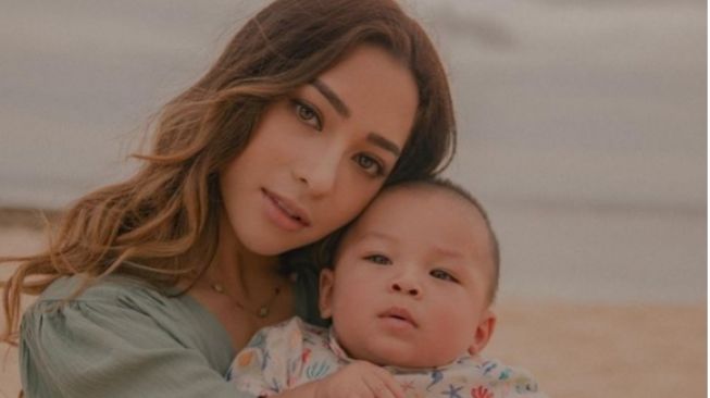 Baby Issa Takut Air Laut, Ucapan Lembut Nikita Willy Tenangkan Anaknya Disorot: It's Okay, Lihat Ibu Juga Kena