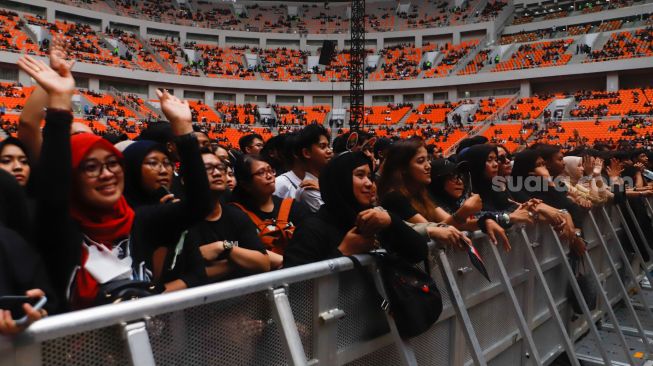 Antusias pentonton dalam konser "Pesta Rakyat 30 Tahun Berkarya Dewa 19" di Jakarta International Stadium (JIS), Jakarta Utara, Sabtu (4/2/2023). [Suara.com/Alfian Winanto]