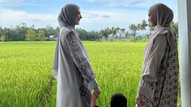 Potret Zaskia dan Shireen Sungkar Pulang Kampung (Instagram/@zaskiasungkar15)