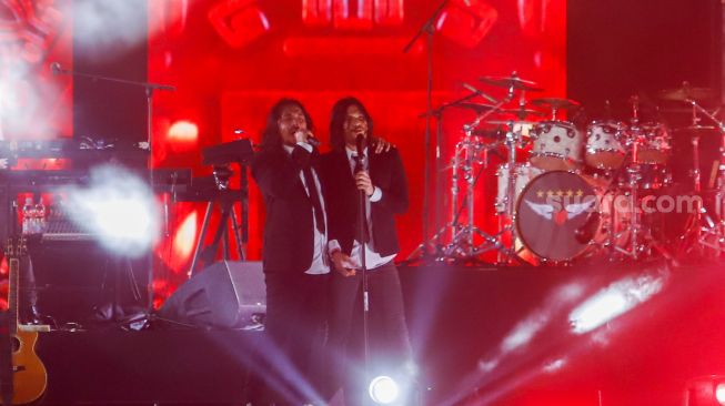 Penyanyi Virzha (kiri) dan Marcello Tahitoe (kanan) saat tampil dalam konser "Pesta Rakyat 30 Tahun Berkarya Dewa 19" di Jakarta International Stadium (JIS), Jakarta Utara, Sabtu (4/2/2023). [Suara.com/Alfian Winanto]