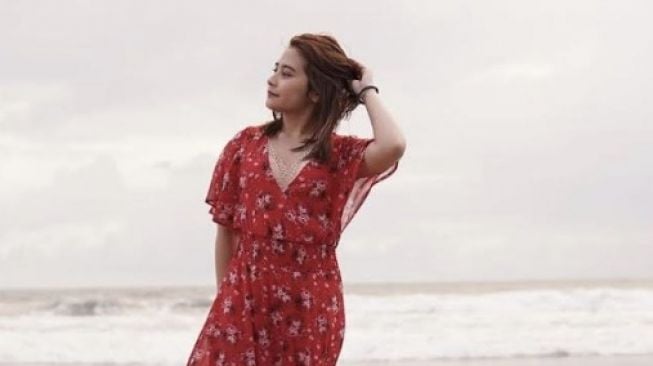 OOTD Pantai Ala Artis Tanpa Bikini (Instagram/@prillylatuconsina96) 