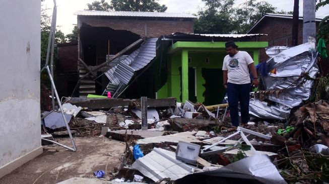 Seorang warga melihat rumah yang rusak akibat banjir dan tanah longsor di Kota Pare-Pare, Sulawesi Selatan, Jumat (3/2/2023). [ANTARA FOTO/Zul Kifli].