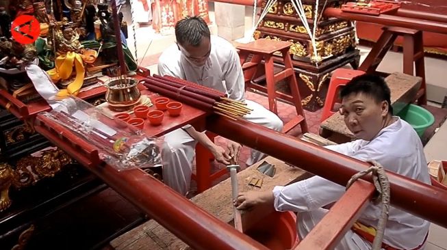 Ritual Jelang Perayaan Cap Go Meh di Manado, Cuci Alat Pusaka dari Pedang hingga Golok