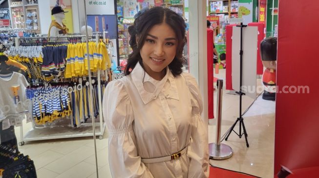 Sarwendah Idap Skoliosis Akibat Sering Lama Duduk Saat Live Shopping, Kok Dampaknya Ngeri Banget?