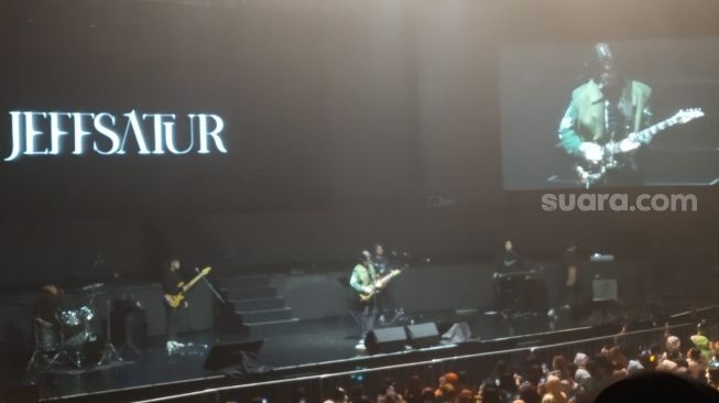 Jeff Satur saat tampil di konser bertajuk 'Live in Satur Concert' yang digelar di Balai Sarbini, Jakarta Selatan pada Sabtu (4/2/2023). [Suara.com/Rena Pangesti]