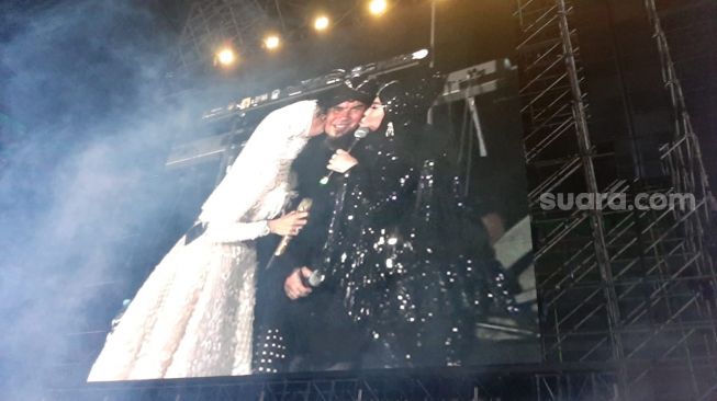 Mulan Jameela Bikin Heboh Mendadak Cium Ahmad Dhani di Konser Dewa 19