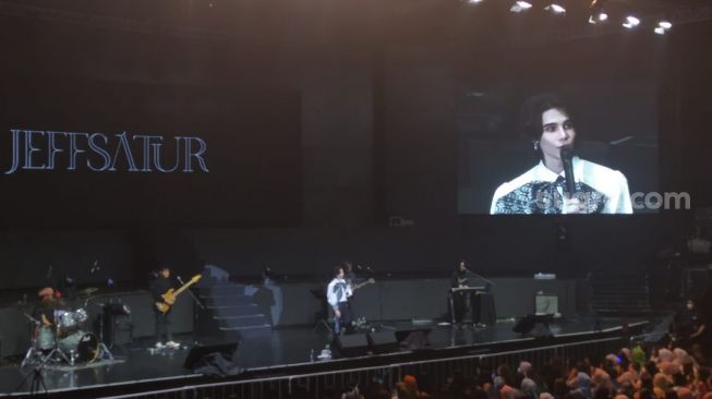 Jeff Satur saat tampil di konser bertajuk 'Live in Satur Concert' yang digelar di Balai Sarbini, Jakarta Selatan pada Sabtu (4/2/2023). [Suara.com/Rena Pangesti]