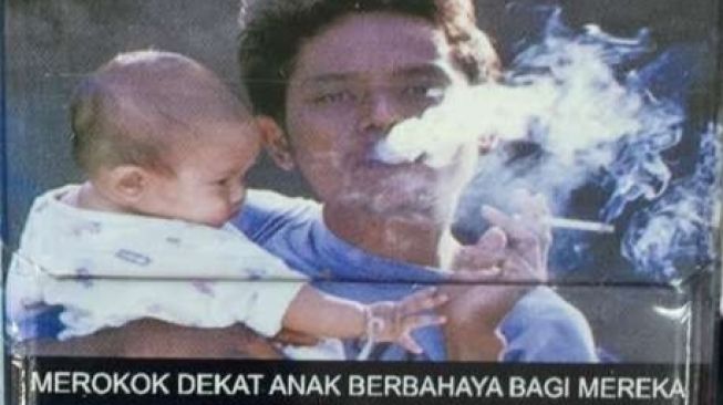 Gambar seorang pria yang menggendong anak pada bungkus rokok.