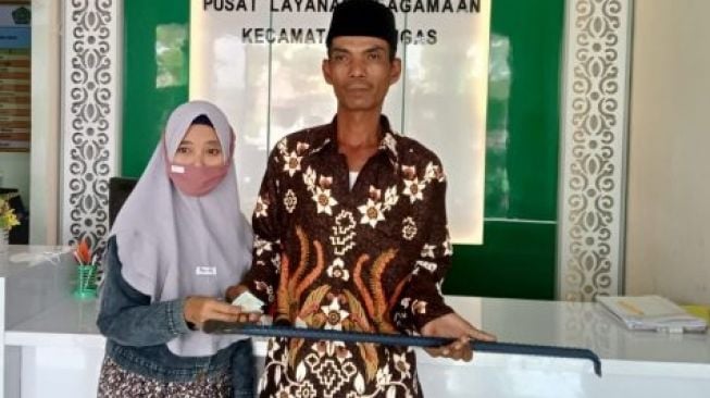 Pria Probolinggo Ini Beri Mahar Linggis ke Mempelainya di KUA, Filosofinya Biar Kuat