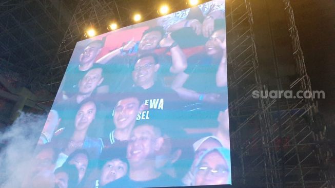 Anies Baswedan di konser Dewa 19 yang diadakan di Jakarta International Stadium ( JIS ), Jakarta Utara pada Sabtu (4/2/2023). [Suara.com/ Ummi Hadyah Saleh]