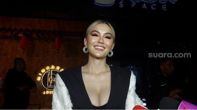 Agnez Mo Tampil Berbikini Demi Keluar dari Zona Nyaman, Termasuk Mencintai Diri Sendiri?