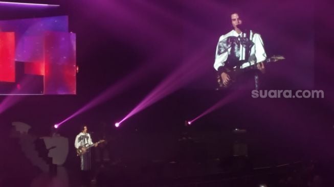 Jeff Satur saat tampil di konser bertajuk 'Live in Satur Concert' yang digelar di Balai Sarbini, Jakarta Selatan pada Sabtu (4/2/2023). [Suara.com/Rena Pangesti]