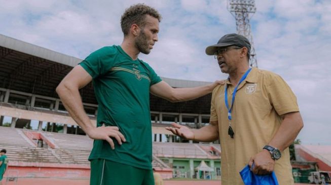 Arsip - Pelatih Persebaya Surabaya Aji Santoso (kanan) berbincang dengan Ze Valente (kiri) saat latihan di Stadion Gelora Delta Sidoarjo, Jumat (6/1/2023). (ANTARA/HO-Official Persebaya)