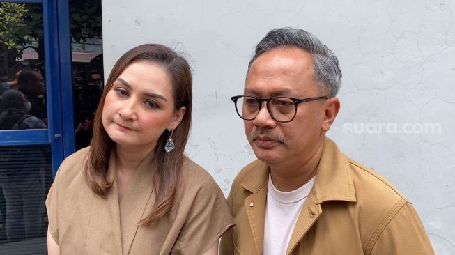 Mona Ratuliu dan Indra Brasco di kawasan Tendean, Jakarta (6/2/2023). [Suara.com/Adiyoga Priyambodo]