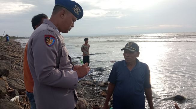 2 Orang di Pandeglang Hilang Ditelan Ombak Pantai Cibungur
