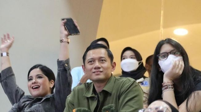 Potret Annisa Pohan dan AHY Nonton Dewa 19 (Instagram/@agusyudhoyono)