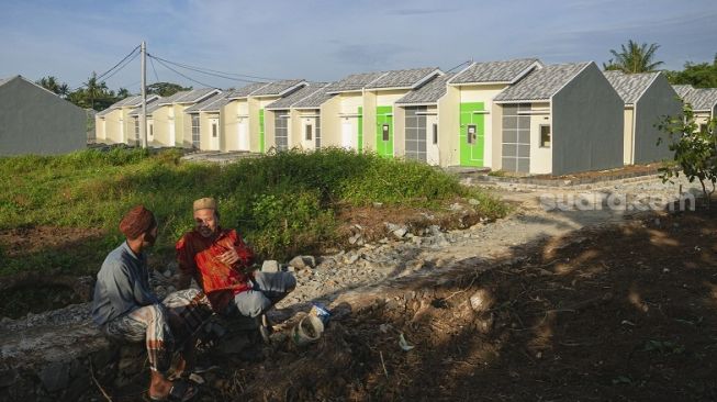 Warga berbincang di sekitar rumah bersubsidi pemerintah yang disalurkan Bank BTN di kompleks Perumahan Perum Permata Sukatani, Rajeg, Kabupaten Tangerang, Banten, Minggu (5/2/2023). [Suara.com/Wawan Kurniawan]