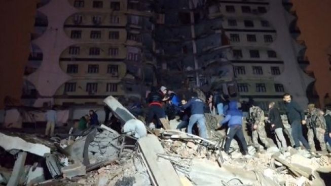 Potongan video yang dilansir AFP memperlihatkan petugas dan warga mengevakuasi korban gempa Turki, Senin (6/2/2023). (Foto: AFP)