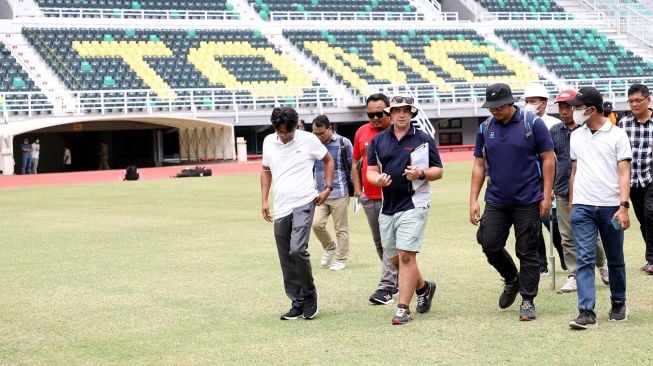 FIFA Cek Tanah dan Drainase Lapangan GBT Surabaya Jelang Piala Dunia U-20