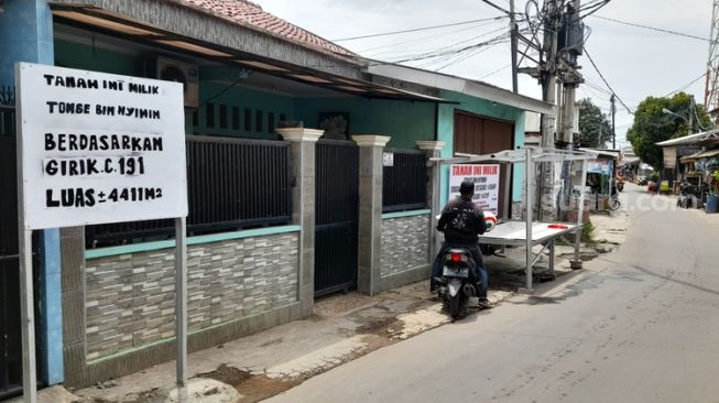 Lokasi tempat didirikan pos dan plang dengan bahan baja ringan oleh Bripka Madih di jalan Bulak Tinggi kecamatan Pondok Melati, Kota Bekasi (Suara.com / Danan Arya)