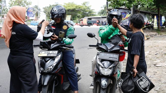 Relawan Kowarteg Indonesia Berbagi Makanan ke Sopir Angkot dan Ojek