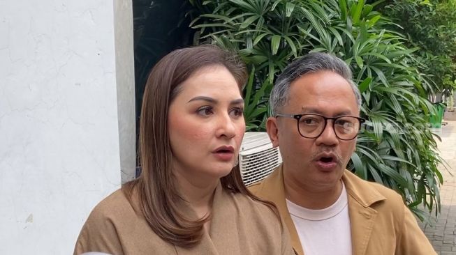 Mona Ratuliu dan Indra Brasco di kawasan Tendean, Jakarta (6/2/2023). [Suara.com/Adiyoga Priyambodo]