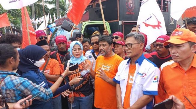 Ketum Partai Buruh M Said Iqbal menyampaikan keterangan saat aksi massa buruh di depan Gedung DPR. [Suara.com/Yaumal]