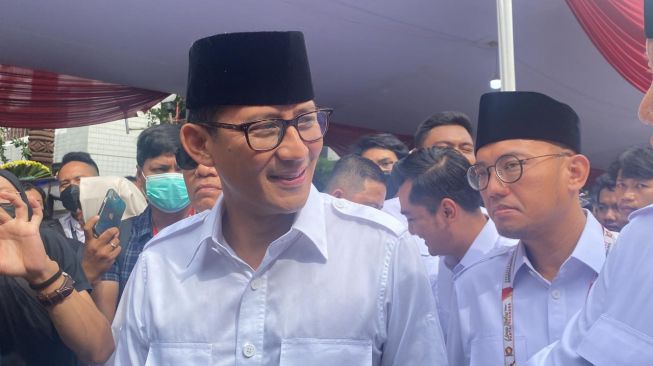 Wakil Ketua Dewan Pembina Gerindra Sandiaga Uno belum mau mengungkapkan soal Anies Baswedan yang berutang kepadanya Rp50 m. [Suara.com/Bagaskara]