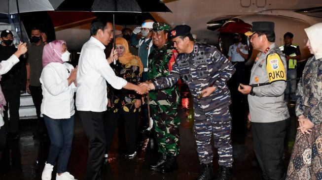 Malam-malam Tiba di Sidoarjo, Jokowi Bersiap Hadiri Resepsi Puncak Satu Abad NU Selasa Esok