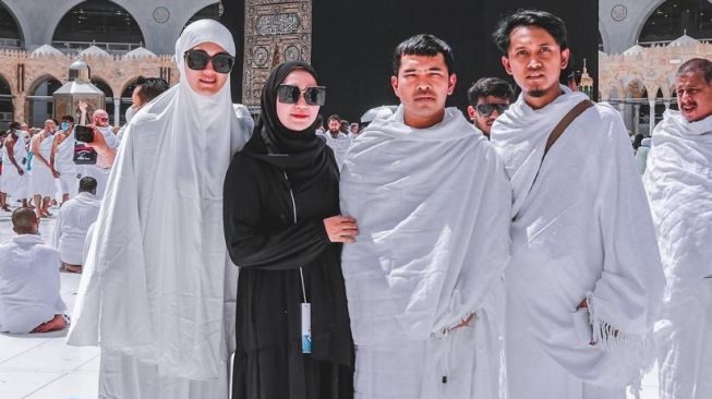 Jess Amalia (kiri) dan Babethyo (kanan) saat umrah bareng Putra Siregar dan Septia Siregar. [Instagram]