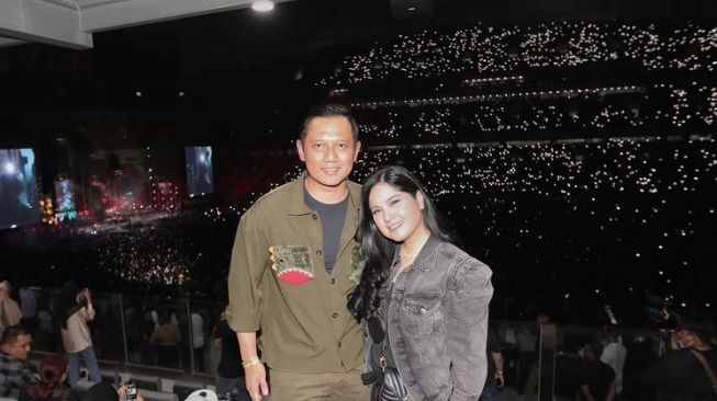 10 Potret Annisa Pohan dan AHY Nonton Konser Dewa 19, Nostalgia Masa Remaja