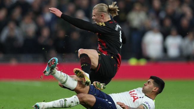 Bek Tottenham Hotspur asal Argentina Cristian Romero (kanan) melakukan pelanggaran terhadap penyerang Manchester City asal Norwegia Erling Haaland (kiri) dan menerima kartu kuning selama pertandingan pekan ke-22 Liga Inggris antara Tottenham Hotspur vs Manchester City di Stadion Tottenham Hotspur di London, pada 5 Februari , 2023.Adrian DENNIS / AFP.