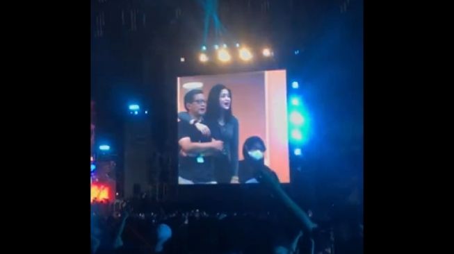 Rocky Gerung Kepergok Dirangkul Wanita Saat Konser Dewa 19,  Netizen Spill Sosok Cantik Ini
